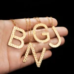 Collana iniziale oro vintage martellata per donna