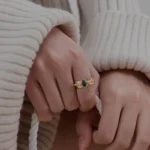 Anello donna acciaio dorato con pietra naturale rotonda - immagine 5