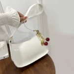 Borsa a tracolla donna in pelle PU con ciondolo ciliegia - immagine 4