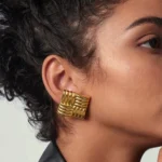 Orecchini rotondi geometrici vintage in acciaio dorato - immagine 2