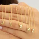 Collana lettera minuscola placcata oro per donna