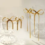 Orecchini pendenti fiocco a catena lunga placcati oro