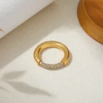 Anello minimal in oro 18K con mezze zirconie per donna - immagine 4