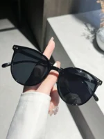 Set 2 occhiali da sole rotondi con rivetti decorativi - immagine 2