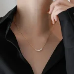Collana girocollo minimal con perle e catena oro - immagine 3