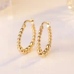 Orecchini a cerchio grandi dorati stile punk donna - immagine 3