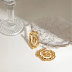 Orecchini a bottone donna onda twist placcati oro 18K - immagine 5