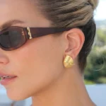 Orecchini a bottone intrecciati in acciaio inox dorato - immagine 2