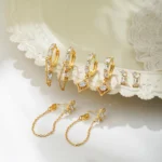 Set di piccoli orecchini a cerchio con zirconi placcati oro 14k - immagine 5