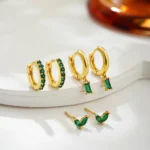 Set di piccoli orecchini a cerchio con zirconi placcati oro 14k - immagine 6