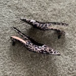 Sandali donna leopardati con tacco basso e punta a punta - immagine 4