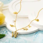 Collana con iniziale in bambù e ciondoli marini - immagine 4