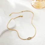 Bracciale donna in acciaio oro con cristallo quadrato - immagine 4