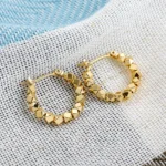 Orecchini a cerchio oro con perline geometriche donna