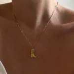 Set collana stivale cowboy e orecchini a cerchio dorati - immagine 3