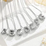 Collana con iniziale in rilievo per donna, catena fine