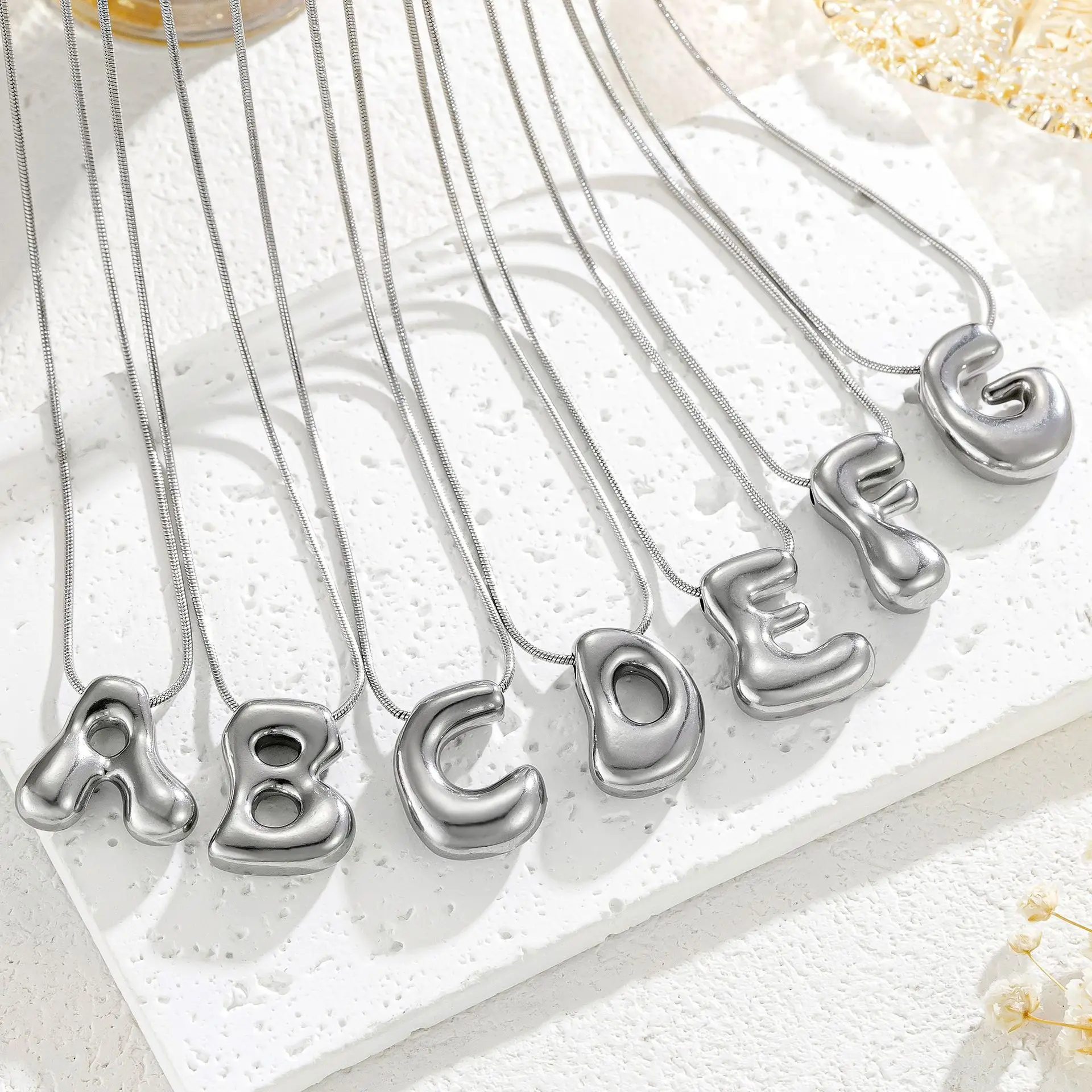 kf-S6fce97498daa44aabd423bccc7637f591 Collana con iniziale in rilievo per donna, catena fine - immagine 1