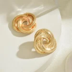 Orecchini a bottone nodo ruotato in acciaio placcato oro - immagine 3