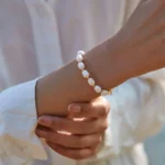 Bracciale donna con perle d’acqua dolce e catena oro - immagine 2