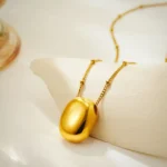 Collana dorata in acciaio con ciondolo a perline - immagine 2