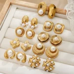 Orecchini a bottone in acciaio con perla e motivo geometrico