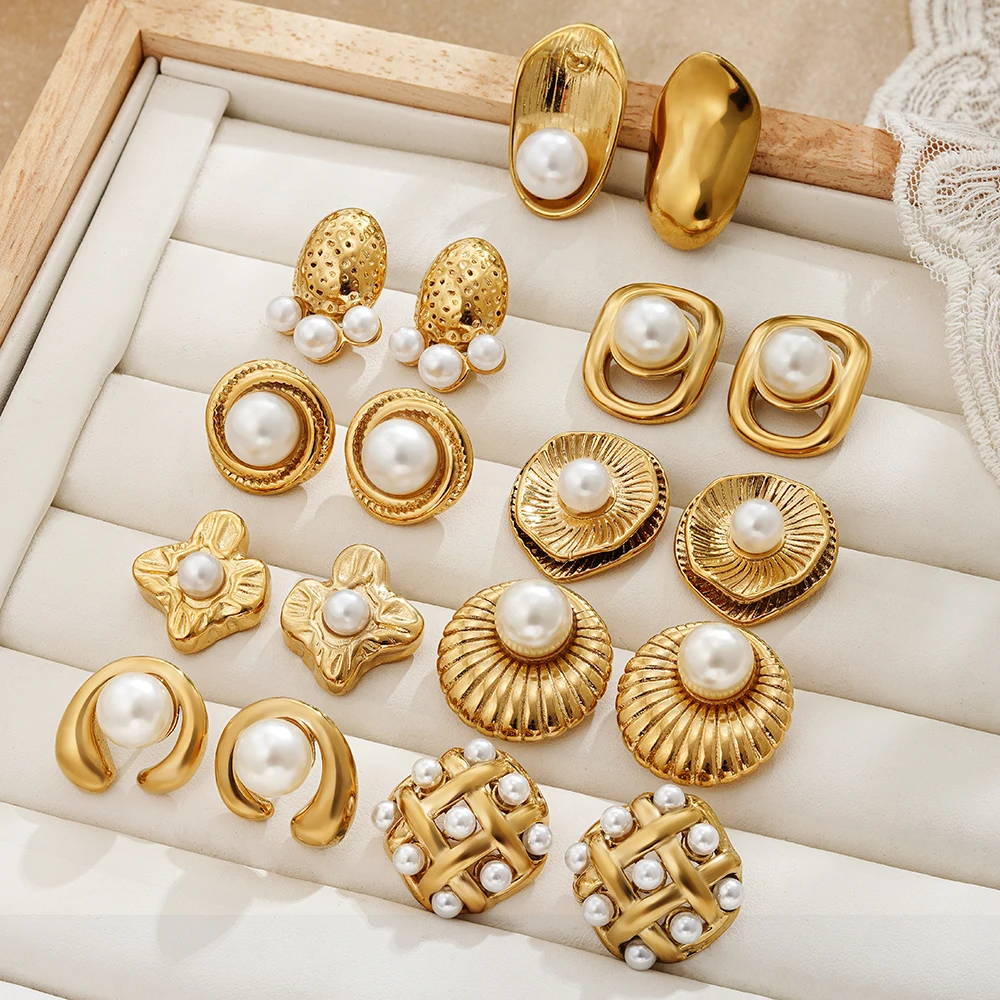 kf-S734f430d4d264ca58b9185e77fe76566u Orecchini a bottone in acciaio con perla e motivo geometrico - immagine 1