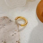 Anello minimal in oro 18K con mezze zirconie per donna - immagine 5