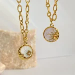 Collana vintage sole e luna con pendente a conchiglia - immagine 2