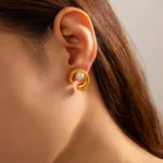 Orecchini a bottone in acciaio con perla e motivo geometrico - immagine 5