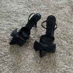 Décolleté nere con tacco a spillo e nodo a farfalla - immagine 3