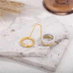 Anello doppio con catena e cristalli quadrati - immagine 3