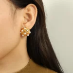 Orecchini a bottone in acciaio con perla e motivo geometrico - immagine 4