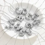 Collana con iniziale in rilievo per donna, catena fine - immagine 2