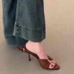 Sandali estivi donna con tacco sottile e punta aperta - immagine 3