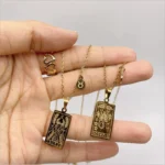 Collana zodiacale vintage in acciaio con ciondolo quadrato - immagine 5