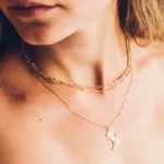 Set collana stivale cowboy e orecchini a cerchio dorati - immagine 5