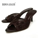 Sandali estivi da donna con tacco e ricami in rete - immagine 2