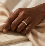 Anello minimal in oro 18K con mezze zirconie per donna - immagine 2