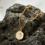 Collana donna placcata oro con ciondolo croce e stella luna - immagine 4