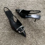 Décolleté slingback nere in pelle con tacco a spillo - immagine 3