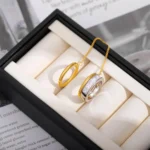 Anello doppio con catena e cristalli quadrati - immagine 4