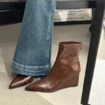 Stivaletti donna con tacco a zeppa punta affusolata