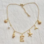 Collana con iniziale in bambù e ciondoli marini