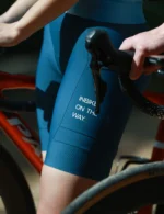 Pantaloncini ciclismo donna con bretelle e fondello imbottito - immagine 2