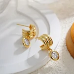 Orecchini a bottone a C oro con strass rotondi - immagine 3