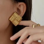 Orecchini pendenti cuore rotondo in acciaio oro 18K - immagine 3