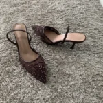 Sandali con tacco alto a punta eleganti con perline - immagine 2