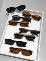 Set 8 occhiali da sole piccoli neri e tartarugati - immagine 2