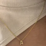 Collana lettera minuscola placcata oro per donna - immagine 3
