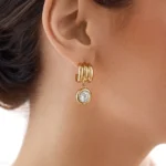 Orecchini a bottone a C oro con strass rotondi